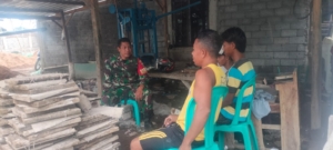 Babinsa Desa Lune Komsos dengan Warga, Himbau Waspada Perubahan Cuaca