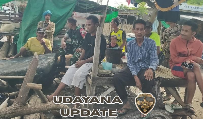 Babinsa Desa Hu’u Komsos dengan Warga Pesisir, Himbau Waspada Cuaca Ekstrem