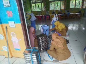 Program Makan Bergizi Gratis Berjalan Lancar, Babinsa Taliwang Turut Lakukan Pendampingan