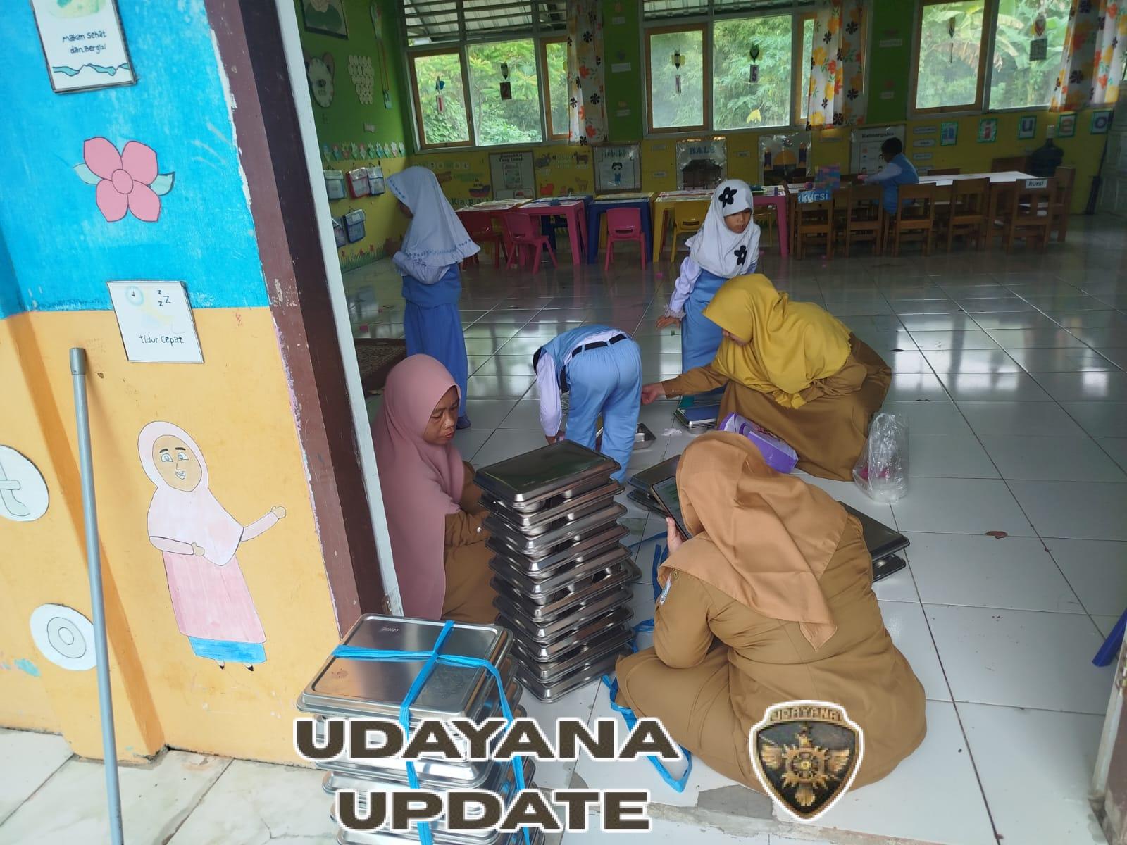 Program Makan Bergizi Gratis Berjalan Lancar, Babinsa Taliwang Turut Lakukan Pendampingan