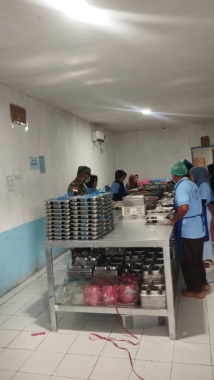 Babinsa Koramil 1627-02/Pantai Baru Dampingi Pemberian Makanan Bergizi bagi 3.002 Siswa di Rote Timur