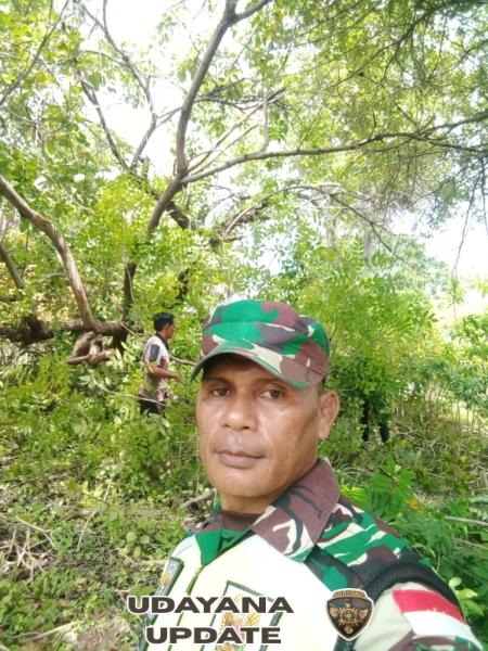 Babinsa Koramil 1627-03/Batutua Laksanakan Pembersihan dan Pemasangan Bowplang KDKMP Desa Sakubatun