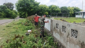 Wujud Kemanunggalan TNI-Rakyat, Babinsa Bantu Pemasangan Keramik Masjid
