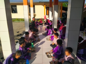 Babinsa Koramil Jereweh Dampingi Program Makan Bergizi Gratis di SDN Dasan Anyar