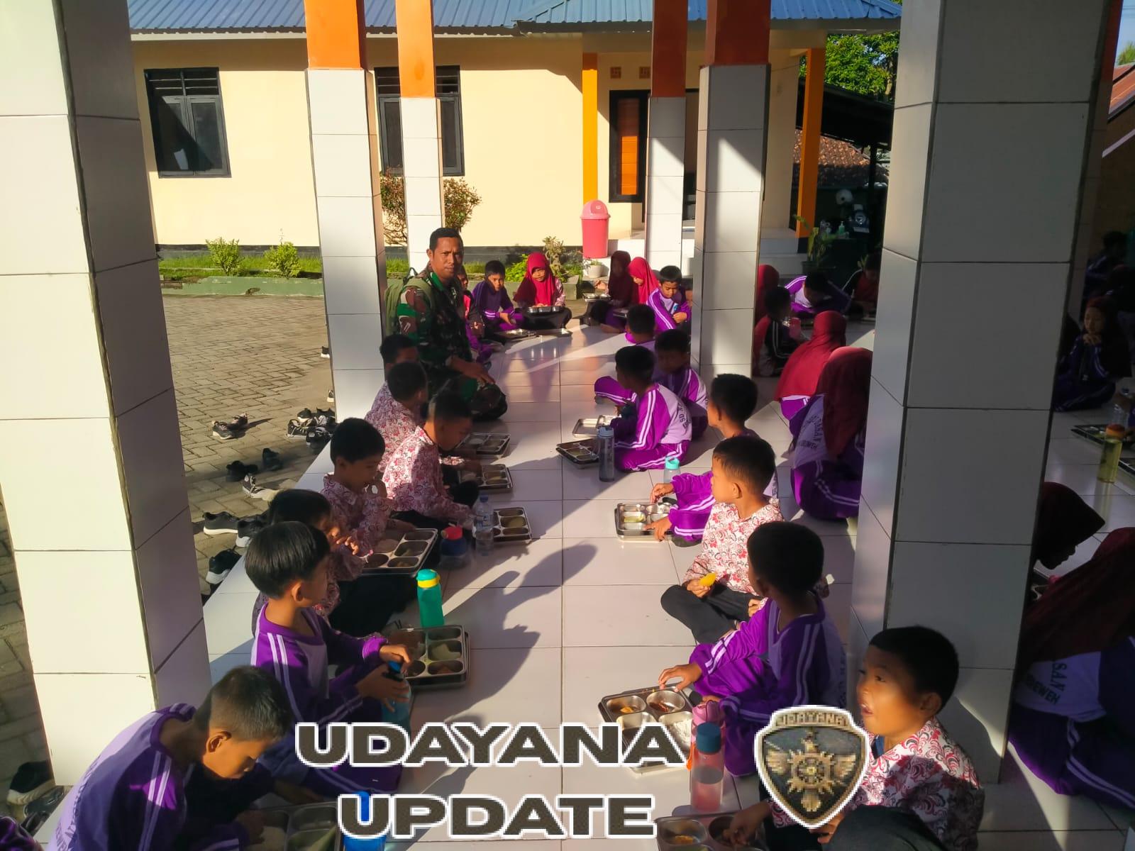 Babinsa Koramil Jereweh Dampingi Program Makan Bergizi Gratis di SDN Dasan Anyar