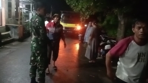 Babinsa Tembeng Putik Pererat Silaturahmi Sambil Patroli, Warga Diminta Lebih Waspada Cuaca Ekstrem