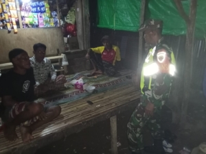 Babinsa Serka Burhan Dorong Budaya Gotong Royong dan Musyawarah di Desa Rompo