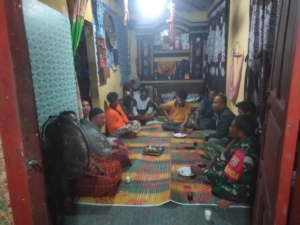 Babinsa Mumbu Gelar Ronda Malam Bersama Karang Taruna, Perkuat Keamanan Lingkungan