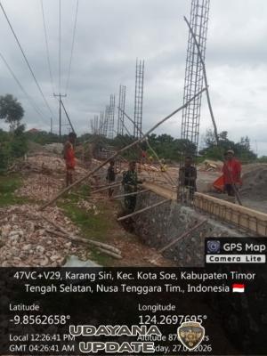Babinsa Koramil Kota SoE Awasi Pembangunan Gerai KDKMP di Karang Siri.