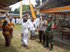 Sinergi Tanpa Batas, Babinsa Candikusuma Kawal Kelancaran Piodalan Pura Desa