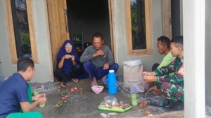 Babinsa Syamsul Hadi Gandeng Warga Wanasaba Ciptakan Lingkungan Aman, Bersih, dan Sehat