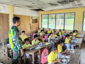 Peran Aktif Babinsa dalam Monitoring Program Makanan Bergizi Gratis di Kecamatan Adonara Barat
