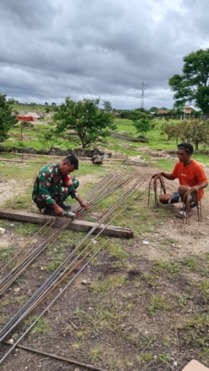 Wujud Kepedulian TNI, Babinsa Waingapu Laksanakan Komsos dan Bantu Pembangunan Rumah Warga