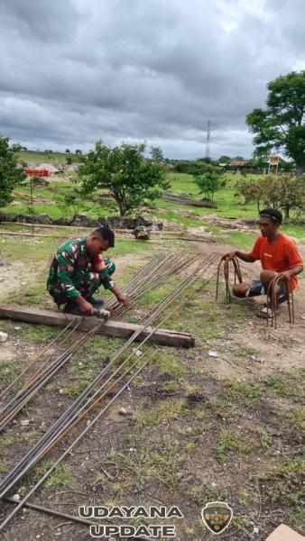 Wujud Kepedulian TNI, Babinsa Waingapu Laksanakan Komsos dan Bantu Pembangunan Rumah Warga