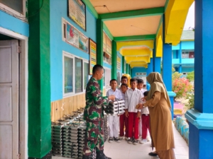 Babinsa Koramil Rasanae Mendampingi Pembagian 3.500 Paket Makan Bergizi Gratis di Kecamatan Raba Kota Bima