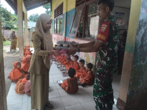 Babinsa Desa Tambe Kawal Pelaksanaan Makan Bergizi SPPG di Kecamatan Bolo