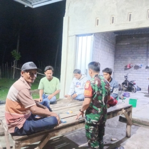 Babinsa Koramil 1614-03/Hu’u Gelar Patroli Malam, Imbau Warga Pesisir Waspada Cuaca Buruk