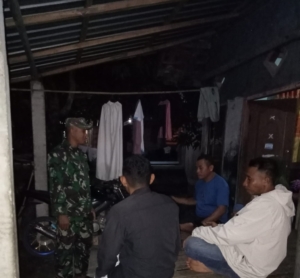 Babinsa Koramil 1614-03/Hu’u Gelar Patroli Malam Bersama Warga Desa Tembalae
