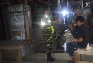 Babinsa Koramil 1608-02/Bolo Aktif Lakukan Patroli Malam Jaga Keamanan Desa