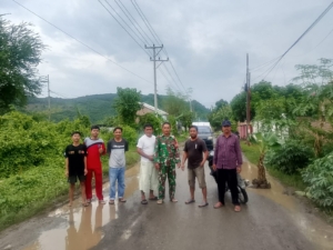 Babinsa Desa Sakuru Amankan Aksi Tanam Pisang Warga Protes Jalan Rusak
