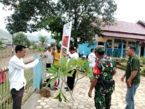 Babinsa Sertu Adhamuddin Bersama Tim BPKAD Pastikan Pemasangan Plang Berjalan Aman