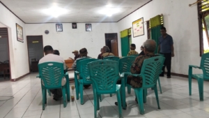Babinsa Koramil Aesesa Laksanakan Komsos Bersama Camat dan Aparat Desa Langedhawe