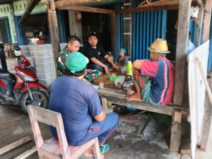 Babinsa Batu Putih Komsos Bersama Pemuda dan Petani Bahas Persiapan Panen Padi