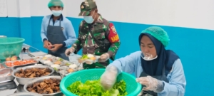Babinsa Koramil 1614-05/Pekat Dampingi Uji Coba Distribusi Makan Bergizi Gratis