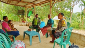 Babinsa dan Bhabinkamtibmas Fautmolo Perkuat Komsos, Dorong Warga Siapkan Lahan Koperasi Merah Putih.