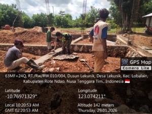 Babinsa Koramil Lobalain Awasi Pengecoran Slof KDKMP di Desa Lekunik