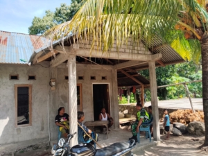 Monitoring Keamanan di Desa Embu Ndoa, Babinsa Ajak Masyarakat Jaga Ketertiban Lingkungan