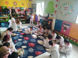 Program MBG di TK Mulya Taliwang Berjalan Aman dengan Pendampingan Babinsa