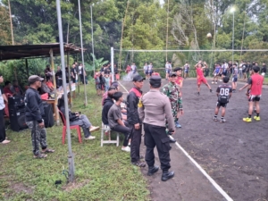 Sinergi TNI–Polri Amankan Pembukaan Exebhisi Bola Volly U-20 di Pedawa