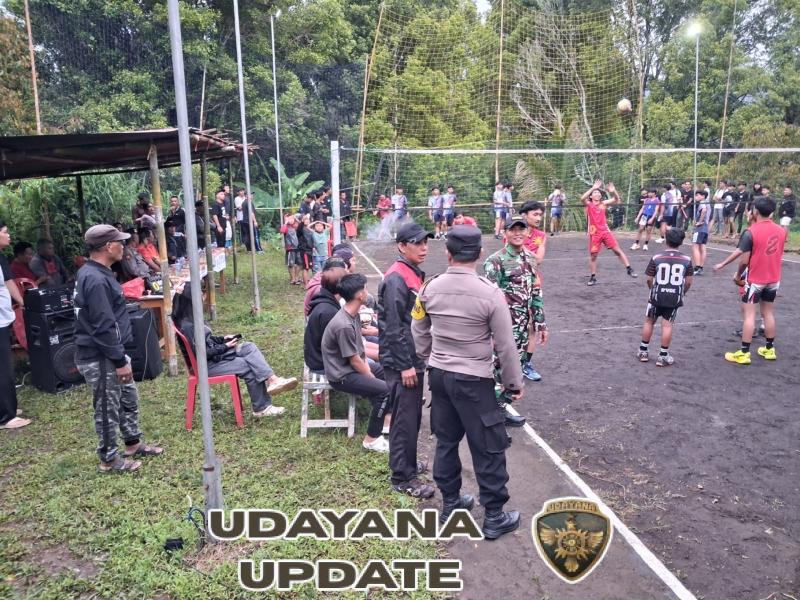 Sinergi TNI–Polri Amankan Pembukaan Exebhisi Bola Volly U-20 di Pedawa