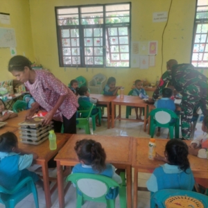 Babinsa Kodim 1622/Alor Salurkan Makan Bergizi untuk Ribuan Siswa di Alor Timur Laut