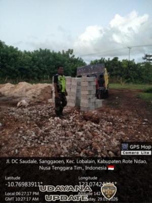 Babinsa Koramil 1627/RN Pantau Pendistribusian 1.400 Batako KDKMP di Desa Lekunik