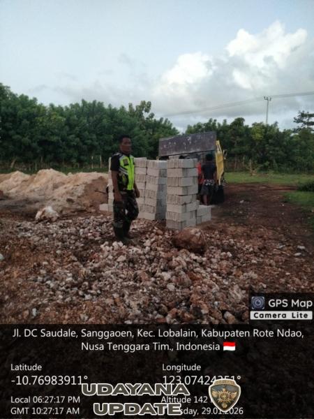 Babinsa Koramil 1627/RN Pantau Pendistribusian 1.400 Batako KDKMP di Desa Lekunik