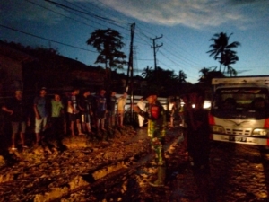 Danramil Sape Apresiasi Kecepatan Babinsa Bantu Penanganan Material Lumpur di Desa Sari