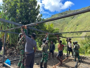 Gotong Royong Bangun Rumah, Satgas Yonif 743/PSY Hadirkan Harapan di Yalinggua