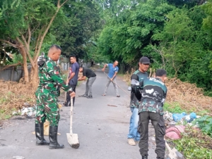 Babinsa Koramil Alok Bersinergi dengan Lurah dan Linmas Laksanakan Aksi “Jaga Nian Tana”