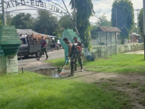 Anggota Koramil 1603-04/Kewapante Gelar Kerja Bakti Wujudkan Pangkalan Bersih dan Rapi