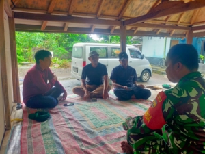 Babinsa Obel Obel Ajak Warga Dusun Kesambik Waspada Cuaca Ekstrem dan Ancaman Banjir Longsor
