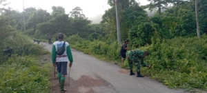 Babinsa Taliwang Bersama Warga Gotong Royong di Dusun Batu Melik
