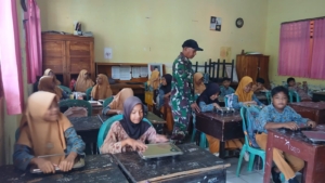 Babinsa Koramil Taliwang Dampingi Program Makan Bergizi Gratis di SDN 12 Kuang
