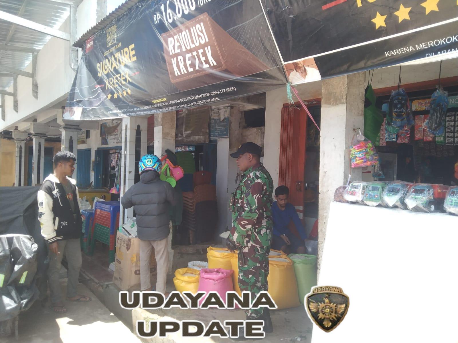 Babinsa Koramil Mollo Utara Aktif Himbau Warga Pasar Kapan Waspada Cuaca Ekstrem.