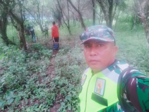 Babinsa Kodim 1627/RN Dampingi Pengukuran Tanah Hibah di Desa Maubesi
