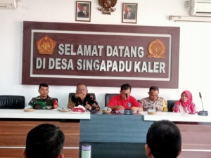 Babinsa Singapadu Kaler Hadiri Musdes LPJ APBDes 2025, Wujud Komitmen TNI Dukung Transparansi Desa