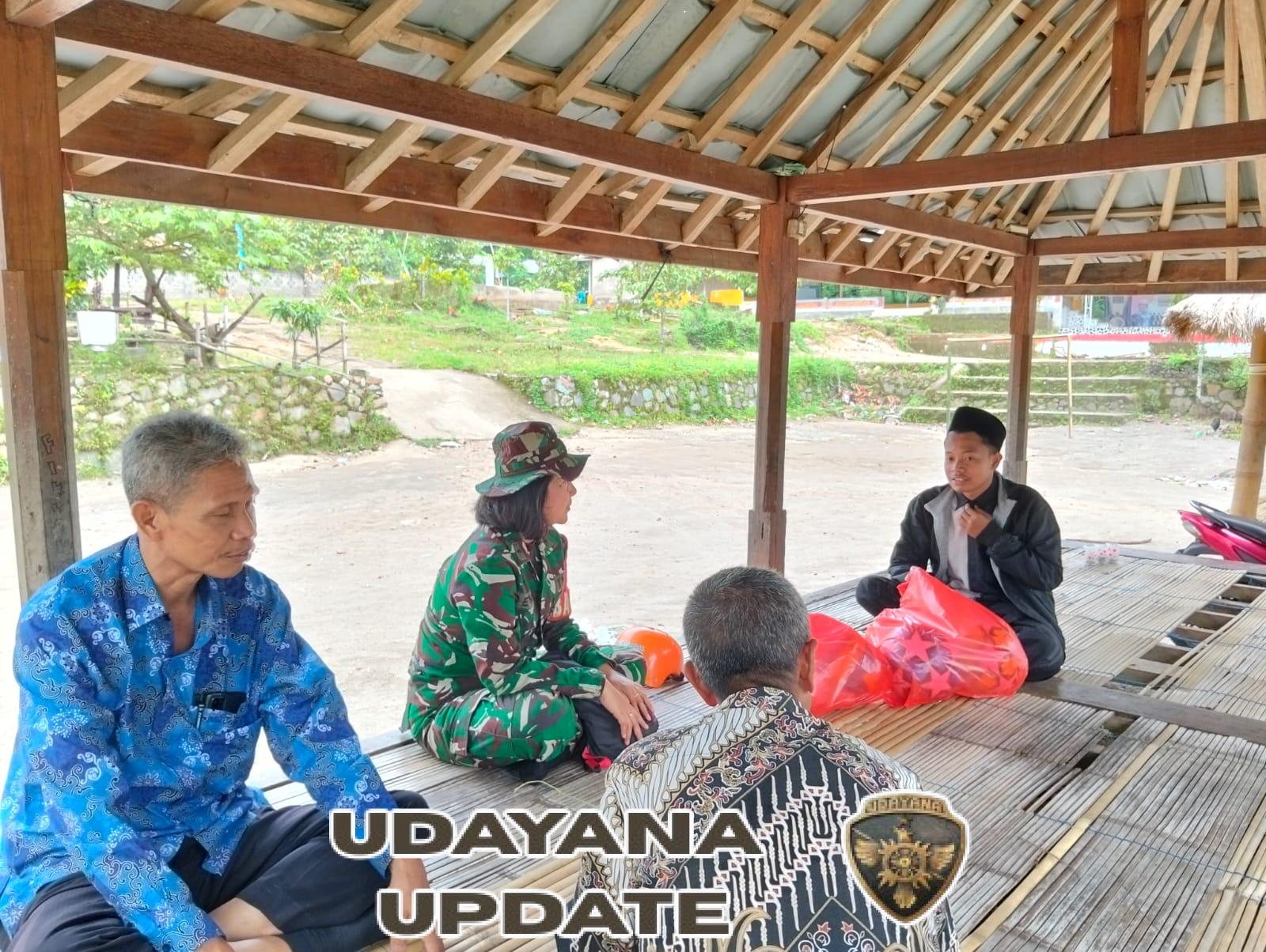 Babinsa Karang Bayan Salurkan Bantuan Olahraga untuk Santri