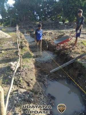 Babinsa Koramil 1627-03/Batutua Pantau Pengecoran Cakar Ayam KDKMP Desa Oetefu