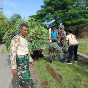Jumat Bersih, TNI dan Pemerintah Kecamatan Hu’u Gelar Karya Bakti di Desa Rasabou